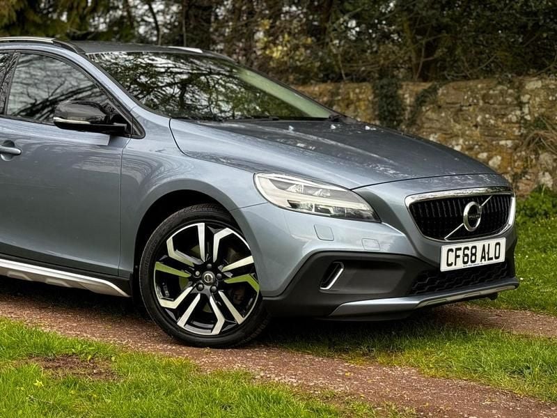 Used Volvo V40 Pro 152 HP (111 kW) 2018 Blue Hatchback