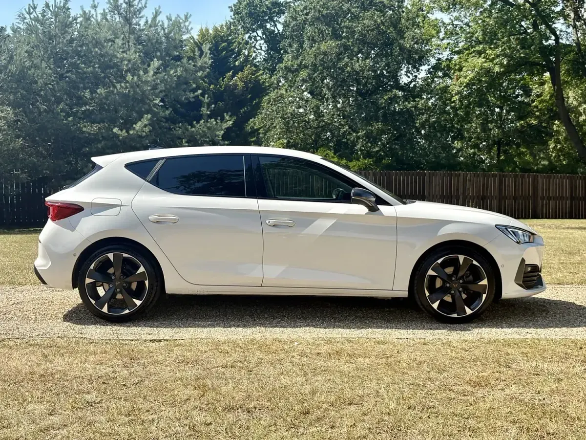 Used Cupra Leon 150 HP (110 kW) 2023 White Hatchback