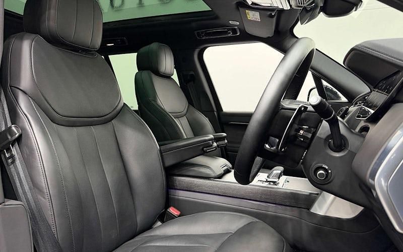 Used Land Rover Range Rover SE 300 HP (220 kW) 2025 SUV