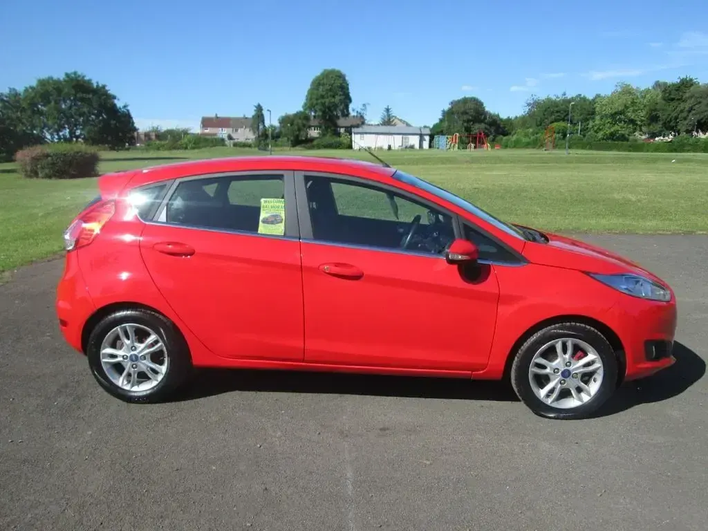 Used Ford Fiesta Zetec 120 HP (88 kW) 2014 Red Hatchback