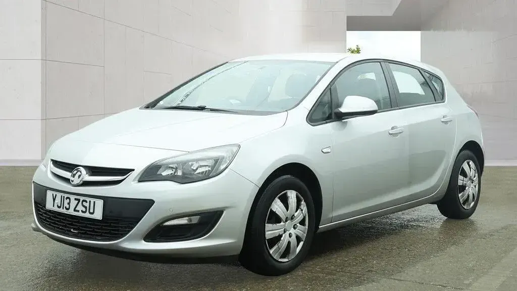 Second-hand Vauxhall Astra 115 CP (84 kW) 2013 Argintiu Hatchback