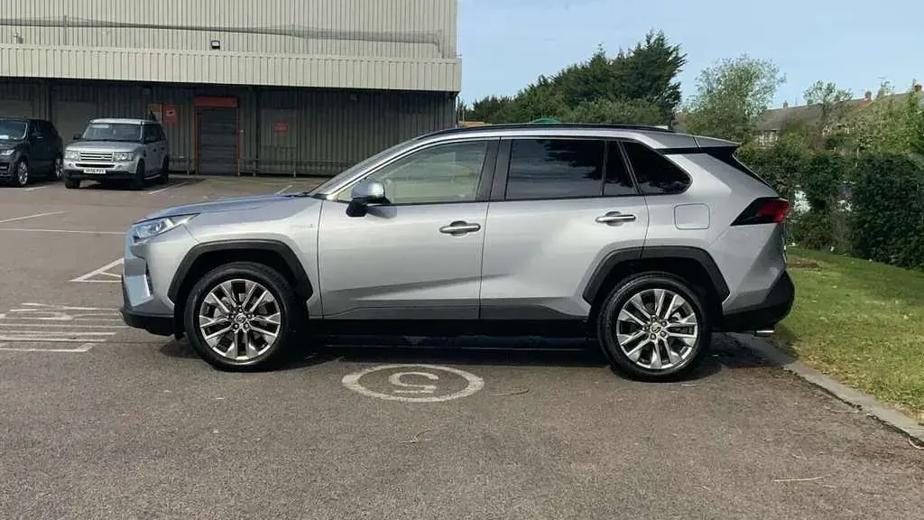 Used Toyota RAV4 Hybrid 218 HP (160 kW) 2021 Silver SUV