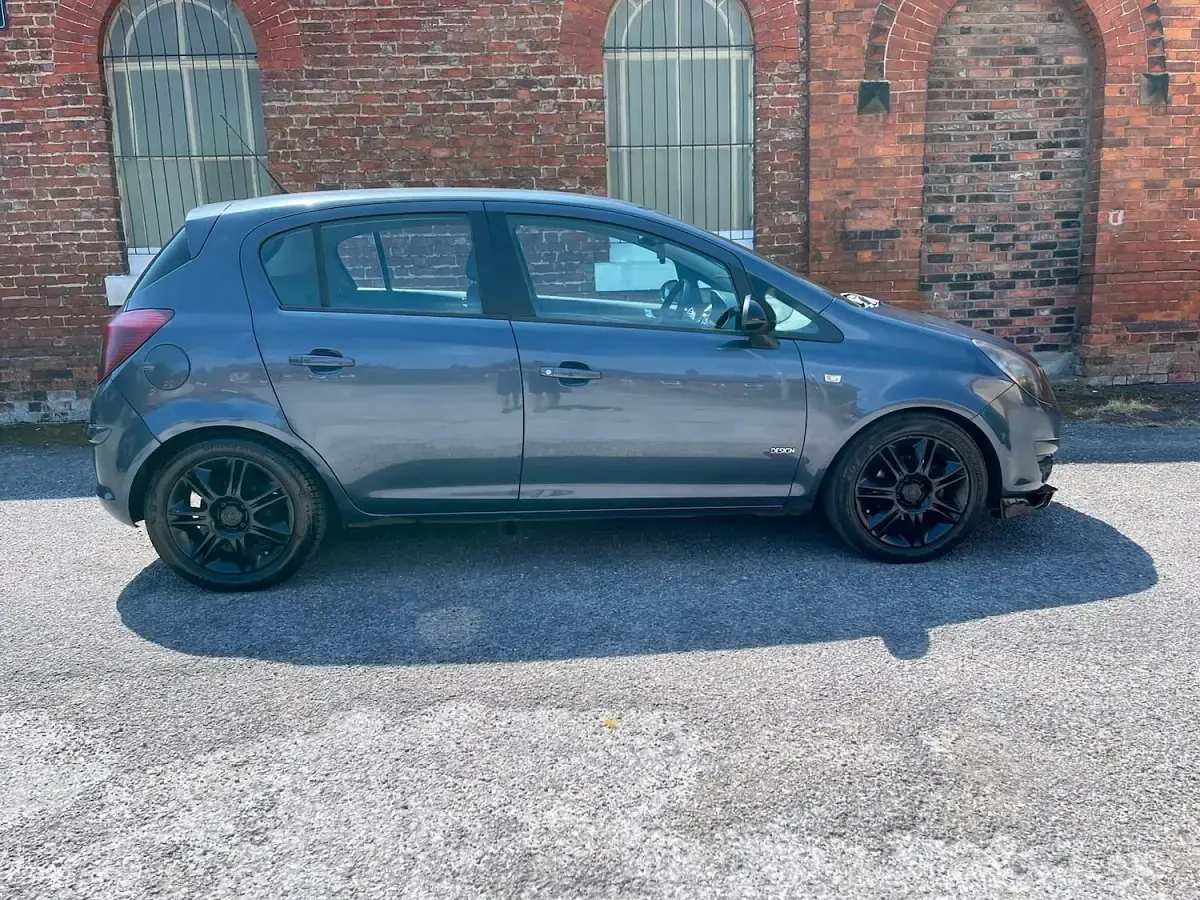 Used Vauxhall Corsa Design Edition 89 HP (65 kW) 2008 Blue Hatchback