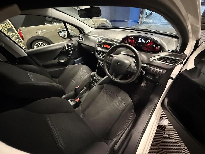 Used Peugeot 208 Access 68 HP (50 kW) 2015 White Hatchback