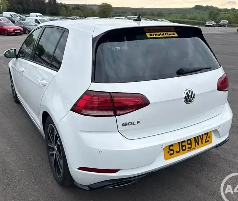 Begagnad VW Golf VII R-line 150 HK (110 kW) 2019 Vit Halvkombi