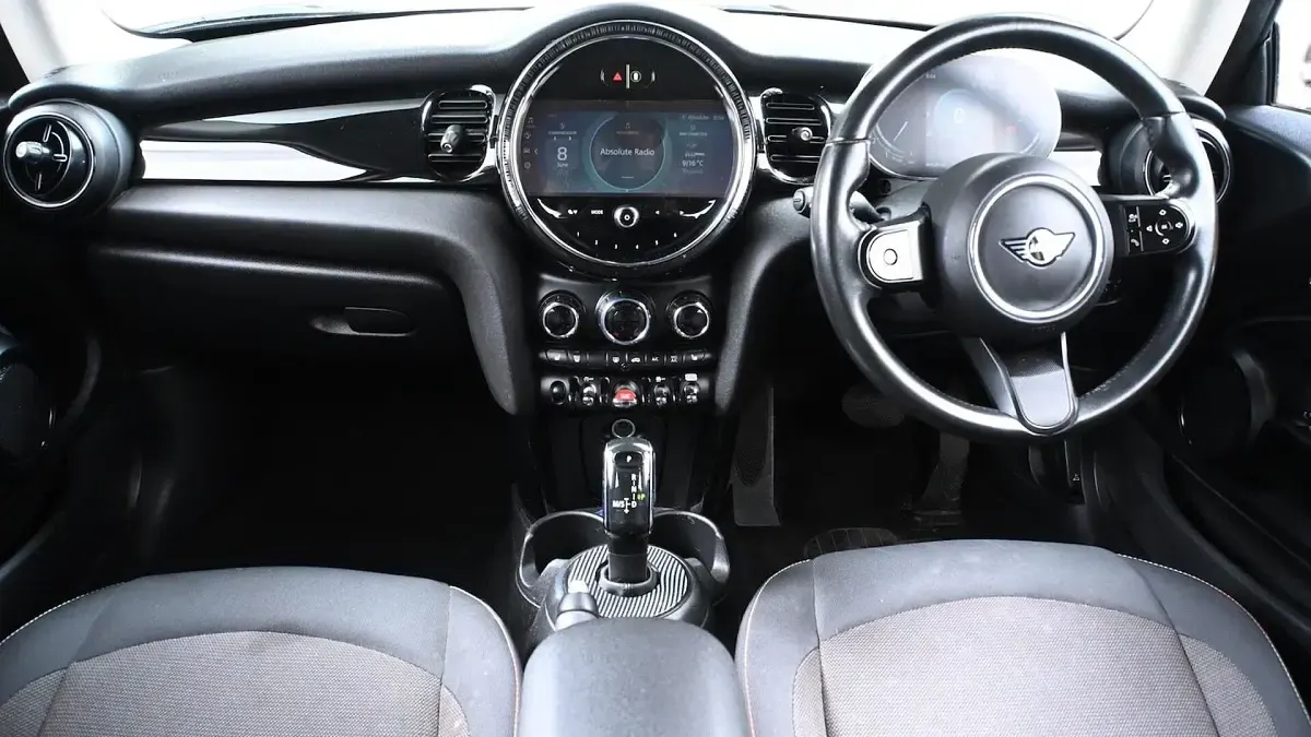 Used Mini Cooper Classic 134 HP (98 kW) 2023 Silver Hatchback