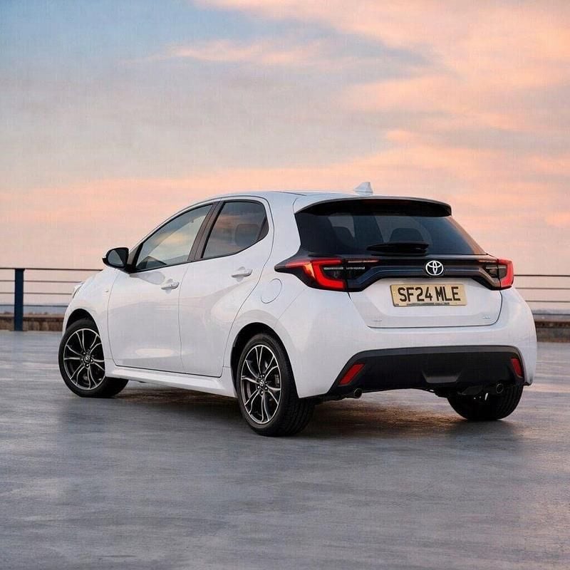 Used Toyota Yaris Hybrid Design 116 HP (85 kW) 2024 White Hatchback
