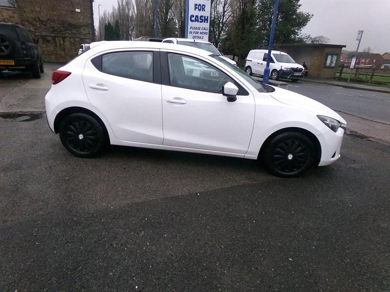 Used Mazda 2 75 HP (55 kW) 2015 White Hatchback