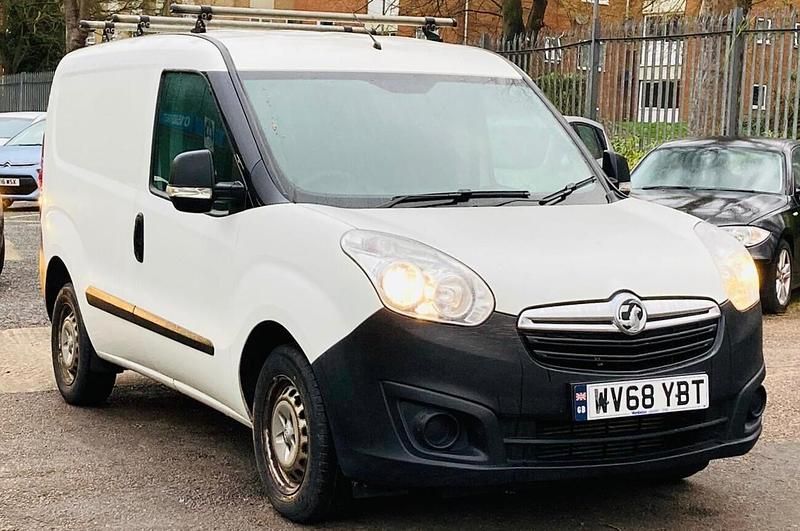 Used Vauxhall Combo S 95 HP (69 kW) 2018 White MPV