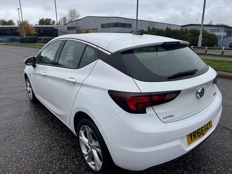 Used Vauxhall Astra SRi 150 HP (110 kW) 2016 White Hatchback