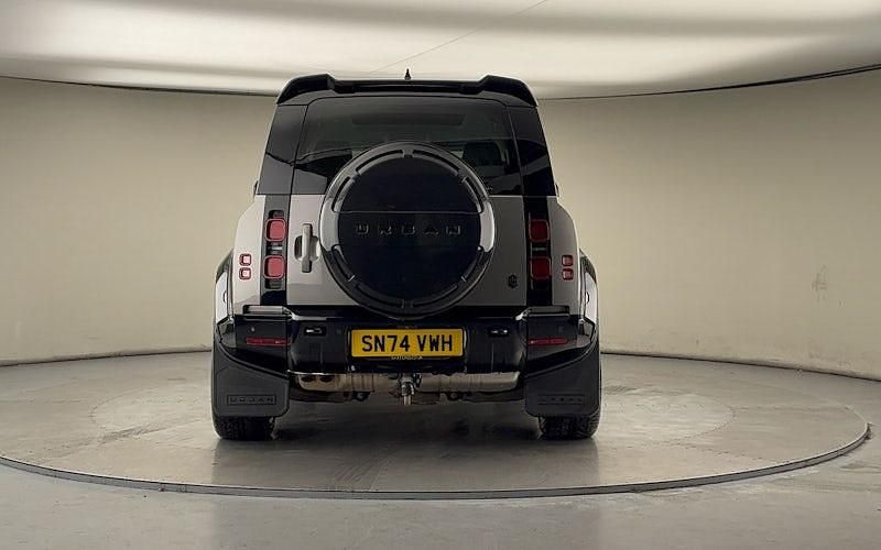 Used Land Rover Defender HSE Dynamic 350 HP (257 kW) 2024 Silicon silver SUV