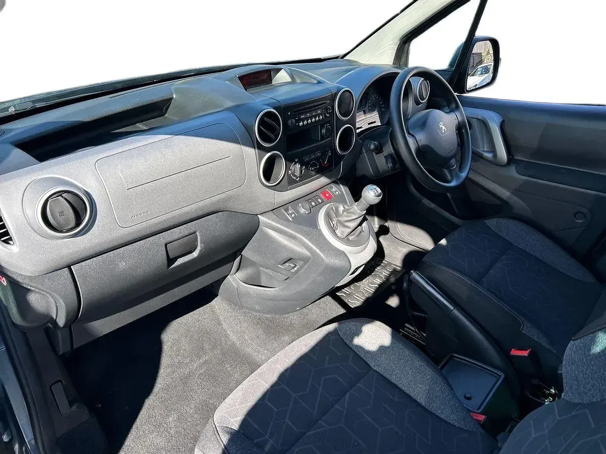 Used Peugeot Partner Tepee Allure 120 HP (88 kW) 2017 Blue MPV