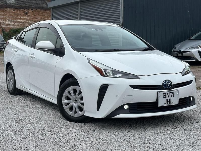 Used Toyota Prius 122 HP (89 kW) 2021 White Hatchback