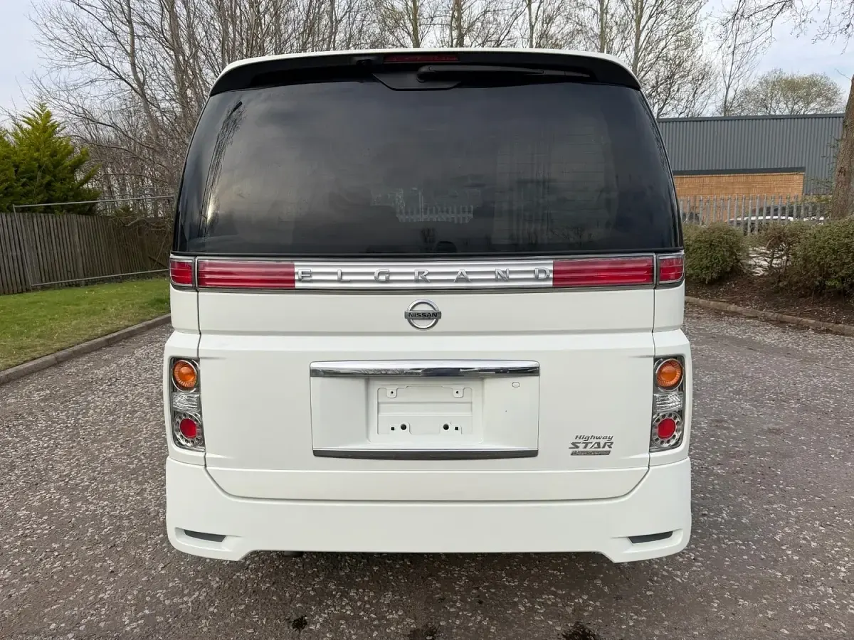 Used Nissan Elgrand 2007 Pearl white MPV
