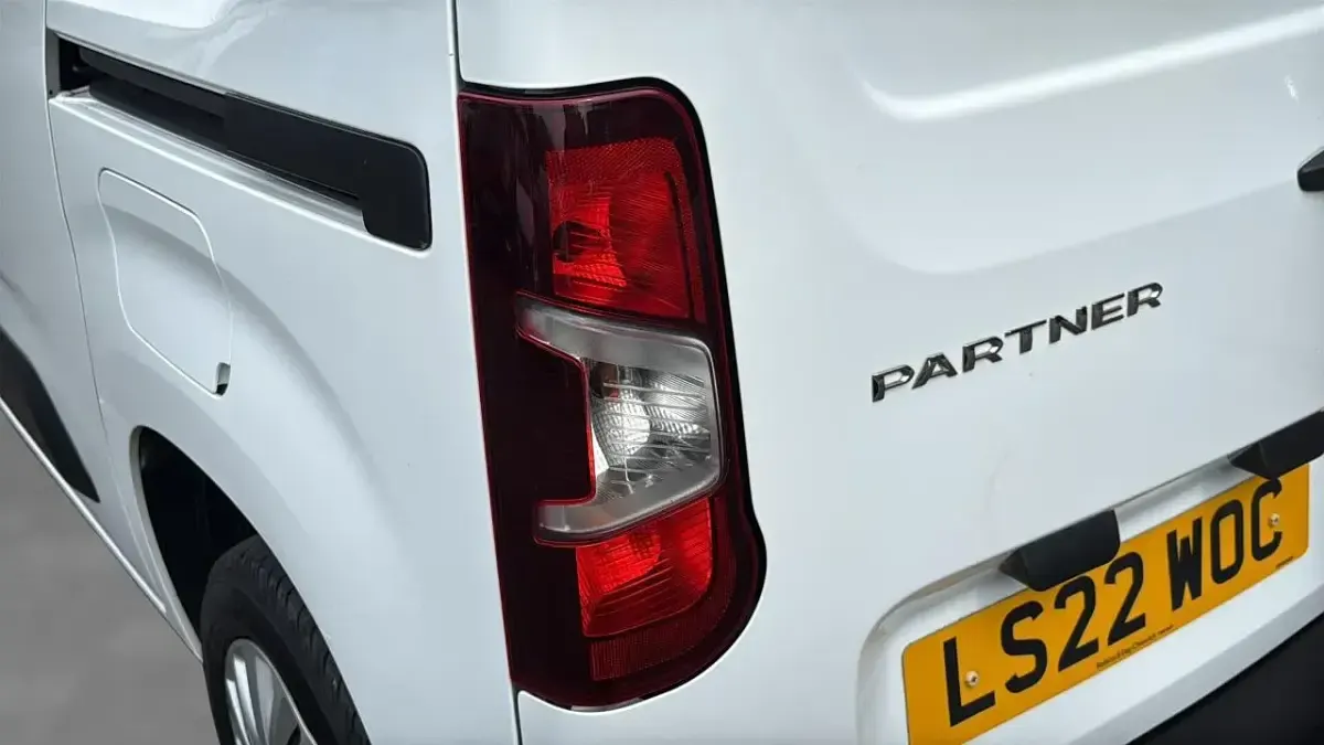 Used Peugeot Partner Premium 100 HP (73 kW) 2022 White MPV