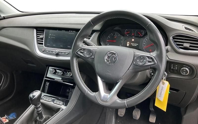 Used Vauxhall Grandland X Business Edition 131 HP (96 kW) 2021 White SUV