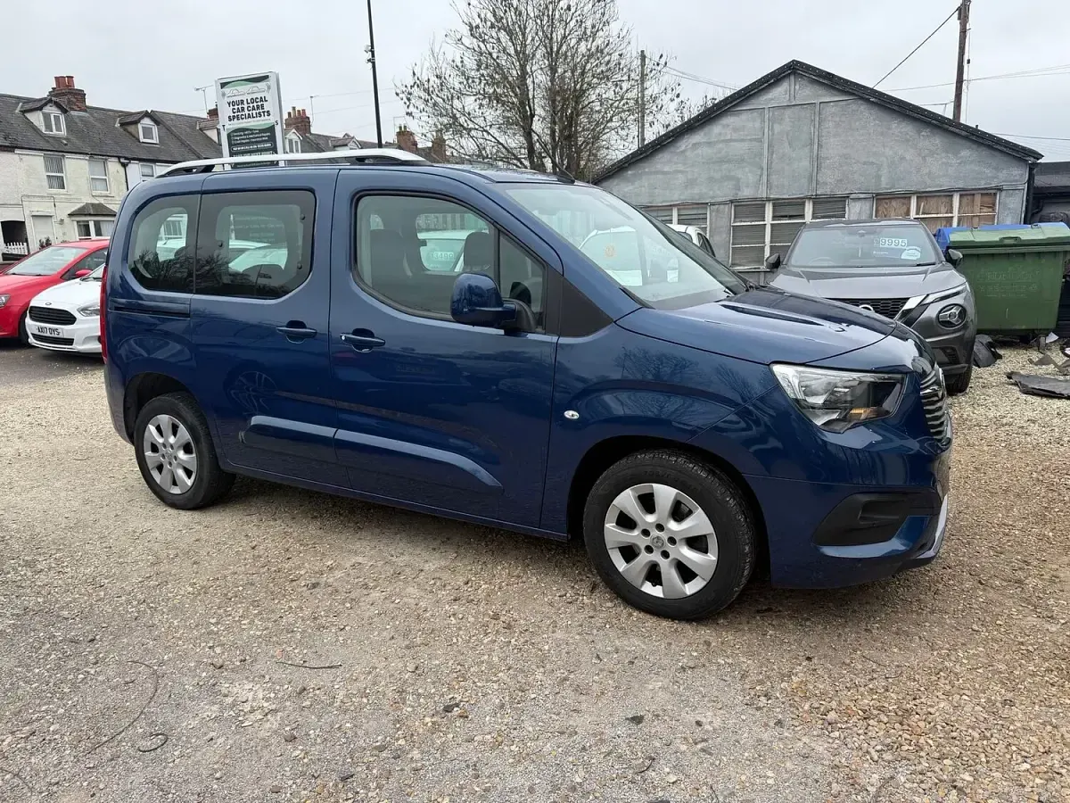 Begagnad Vauxhall Combo S 110 HK (80 kW) 2020 Blå Minibuss