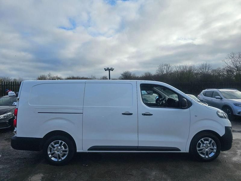 Used Vauxhall Vivaro S 120 HP (88 kW) 2020 White MPV