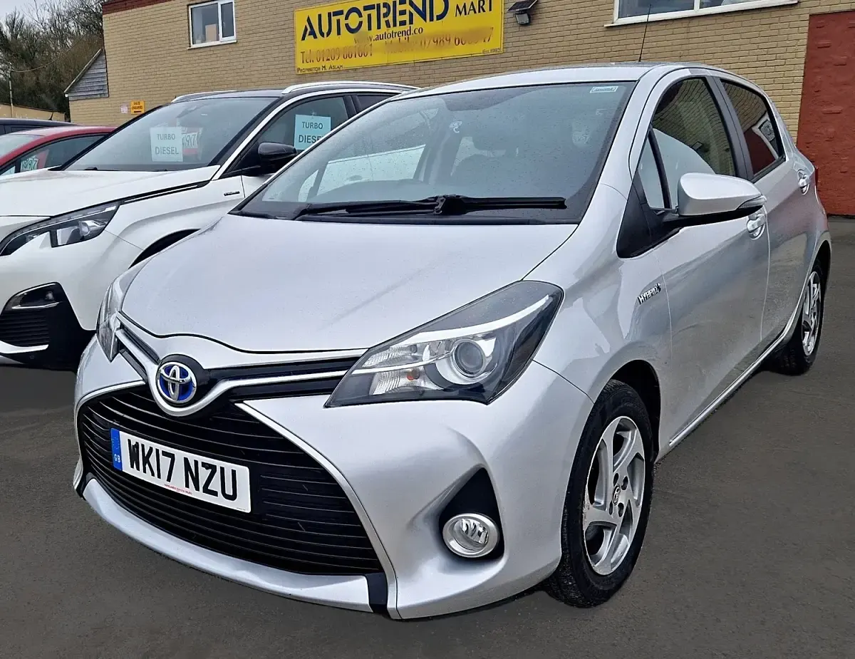 Używany Toyota Yaris Hybrid 2017 Srebrny Hatchback