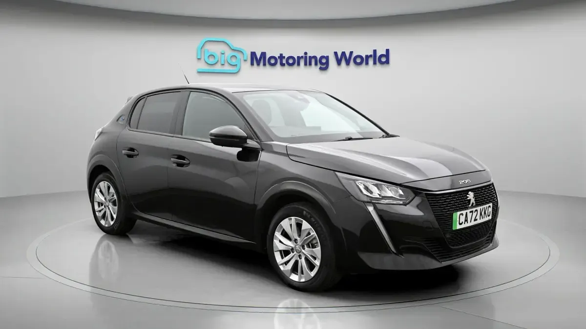 Usado Peugeot e-208 Allure+ 100 kW (136 HP) 2022 Citadino