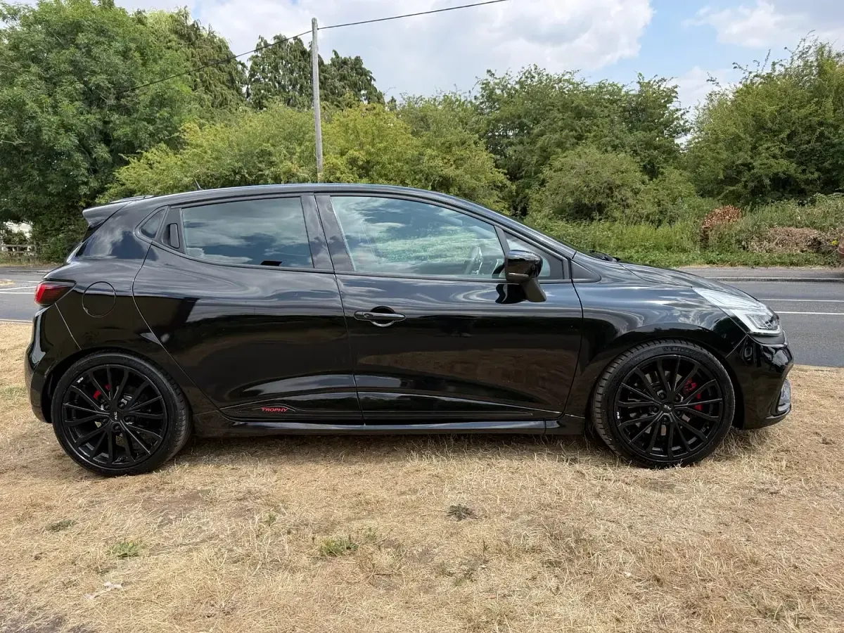 Used Renault Clio Trophy 220 HP (161 kW) 2018 Black Estate