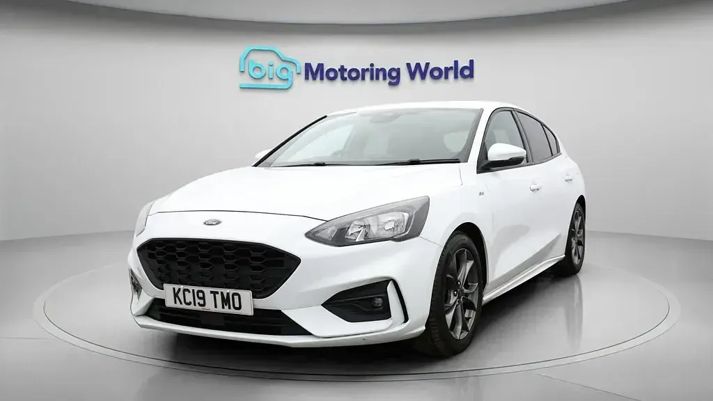 Used Ford Focus ST-Line 125 HP (91 kW) 2019 White Hatchback