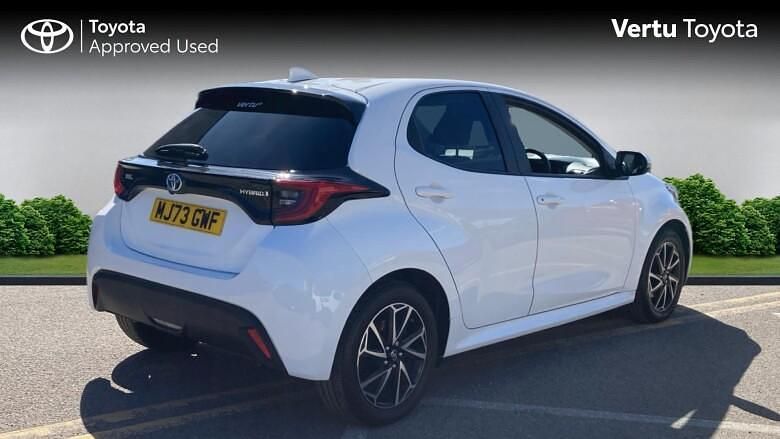 Used Toyota Yaris Hybrid Design 116 HP (85 kW) 2023 White Hatchback