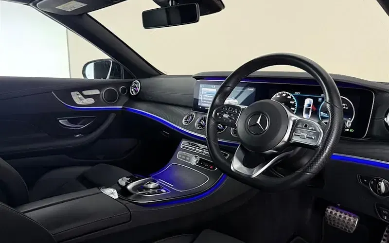 Usado Mercedes E220 AMG line 194 HP (142 kW) 2019 Azul Cabrios