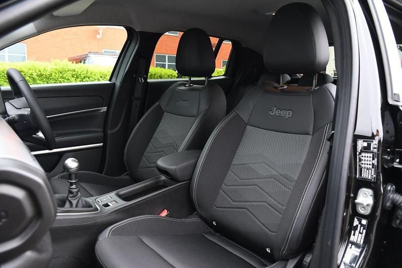 Used Jeep Avenger Summit 100 HP (73 kW) 2025 Red SUV