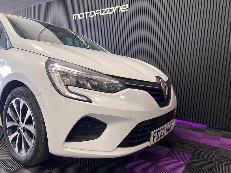 Used Renault Clio V Iconic 90 HP (66 kW) 2022 White Hatchback