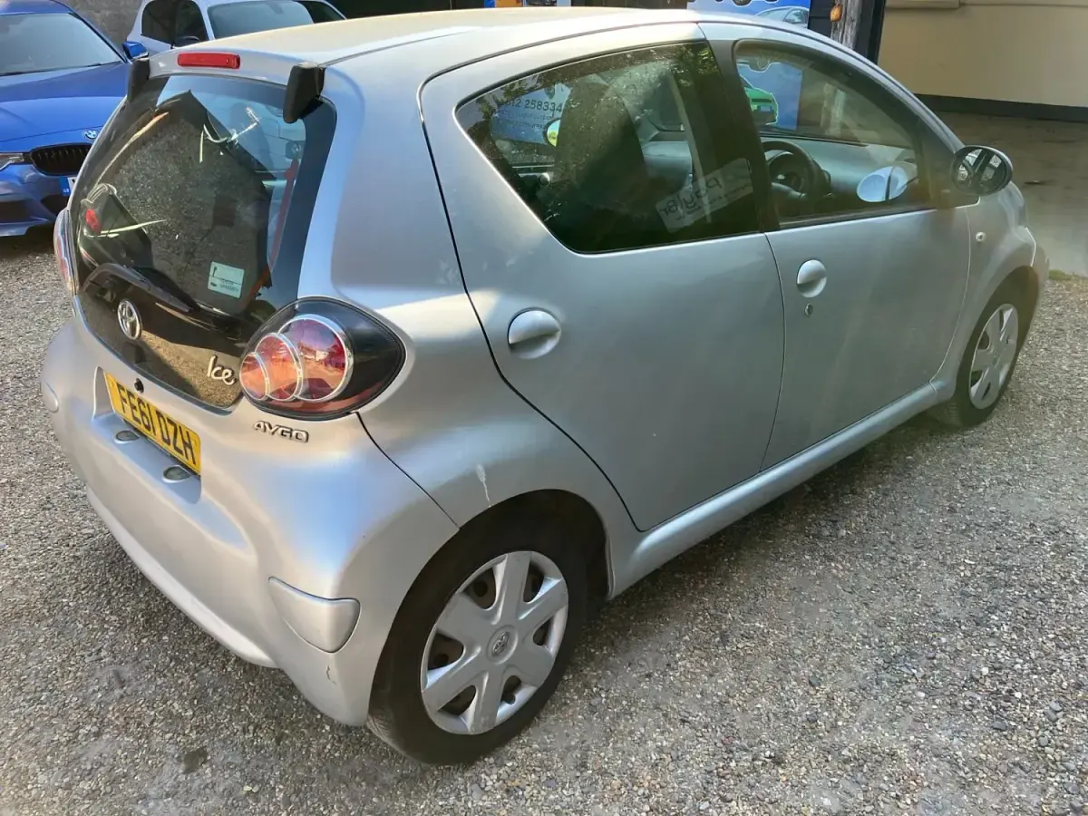 Usado Toyota Aygo 68 CV (50 kW) 2011 Plateado Utilitario