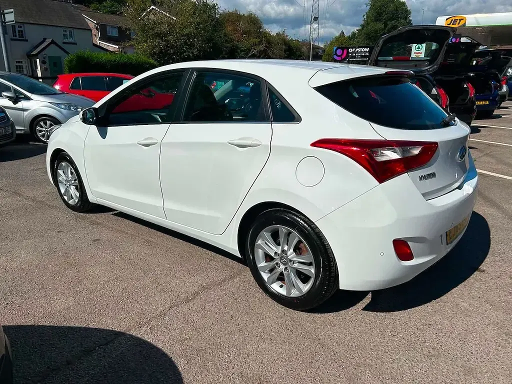 Used Hyundai i30 Style 128 HP (94 kW) 2013 White Hatchback