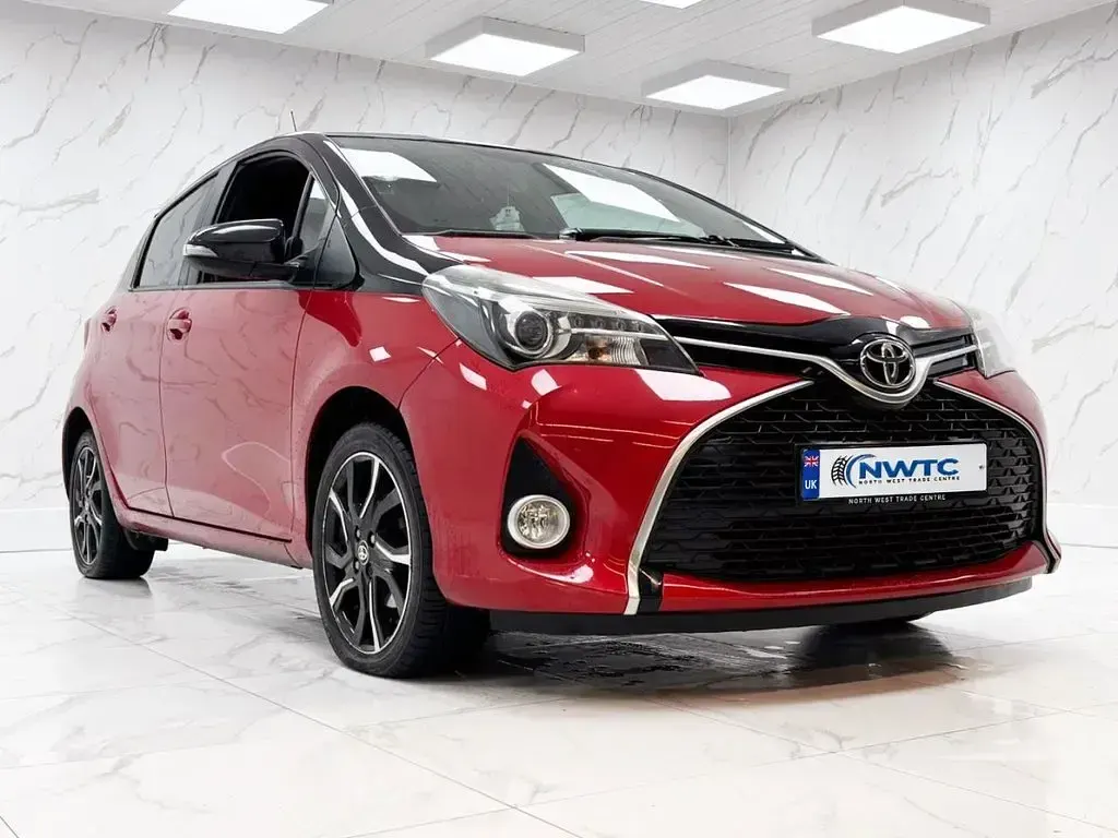 Used Toyota Yaris Design 99 HP (72 kW) 2016 Red/black Hatchback