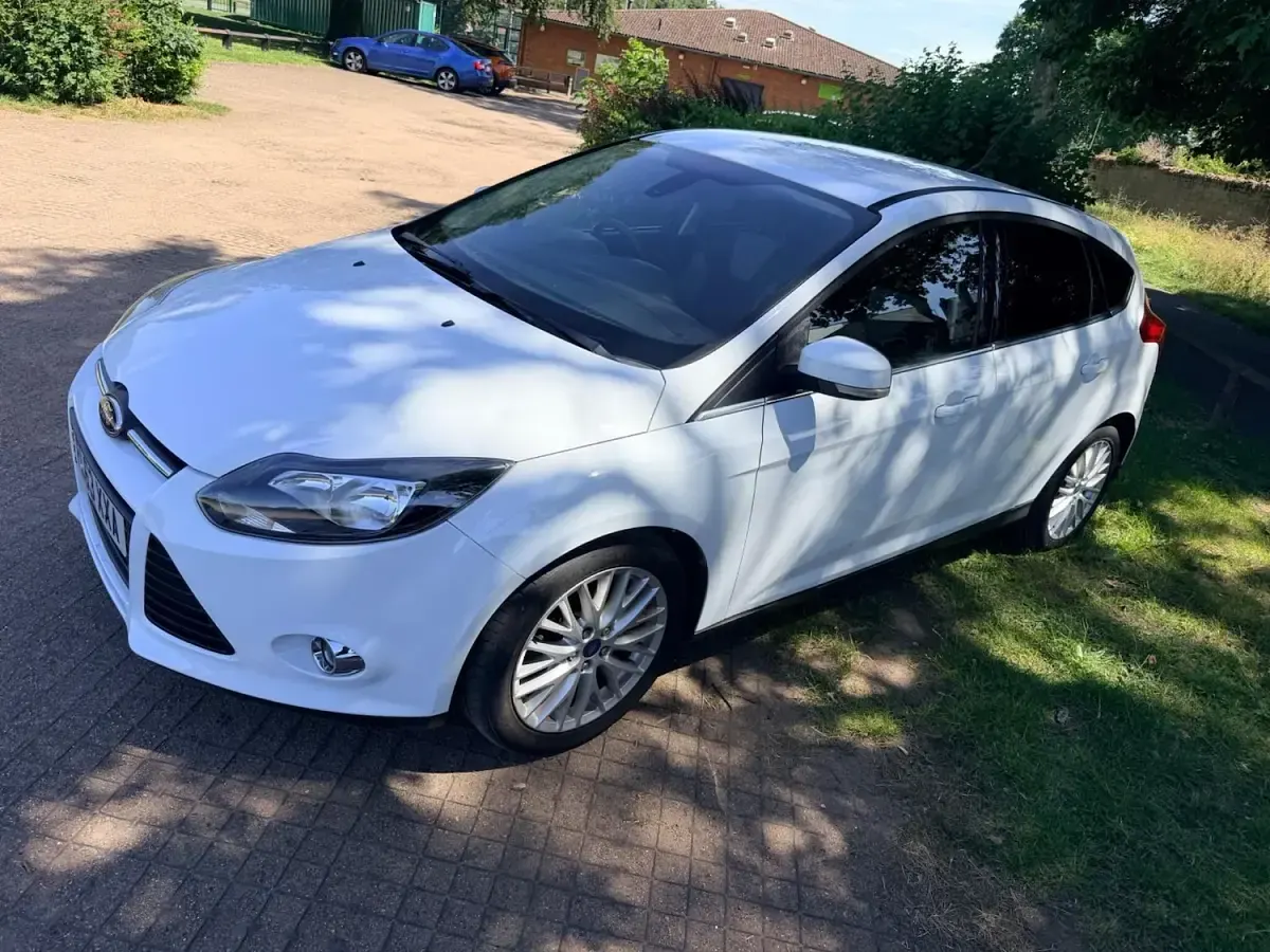 Used Ford Focus Zetec 125 HP (91 kW) 2013 White Hatchback