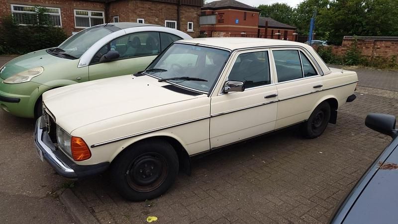 Used Mercedes E230 1983 Cream Sedan