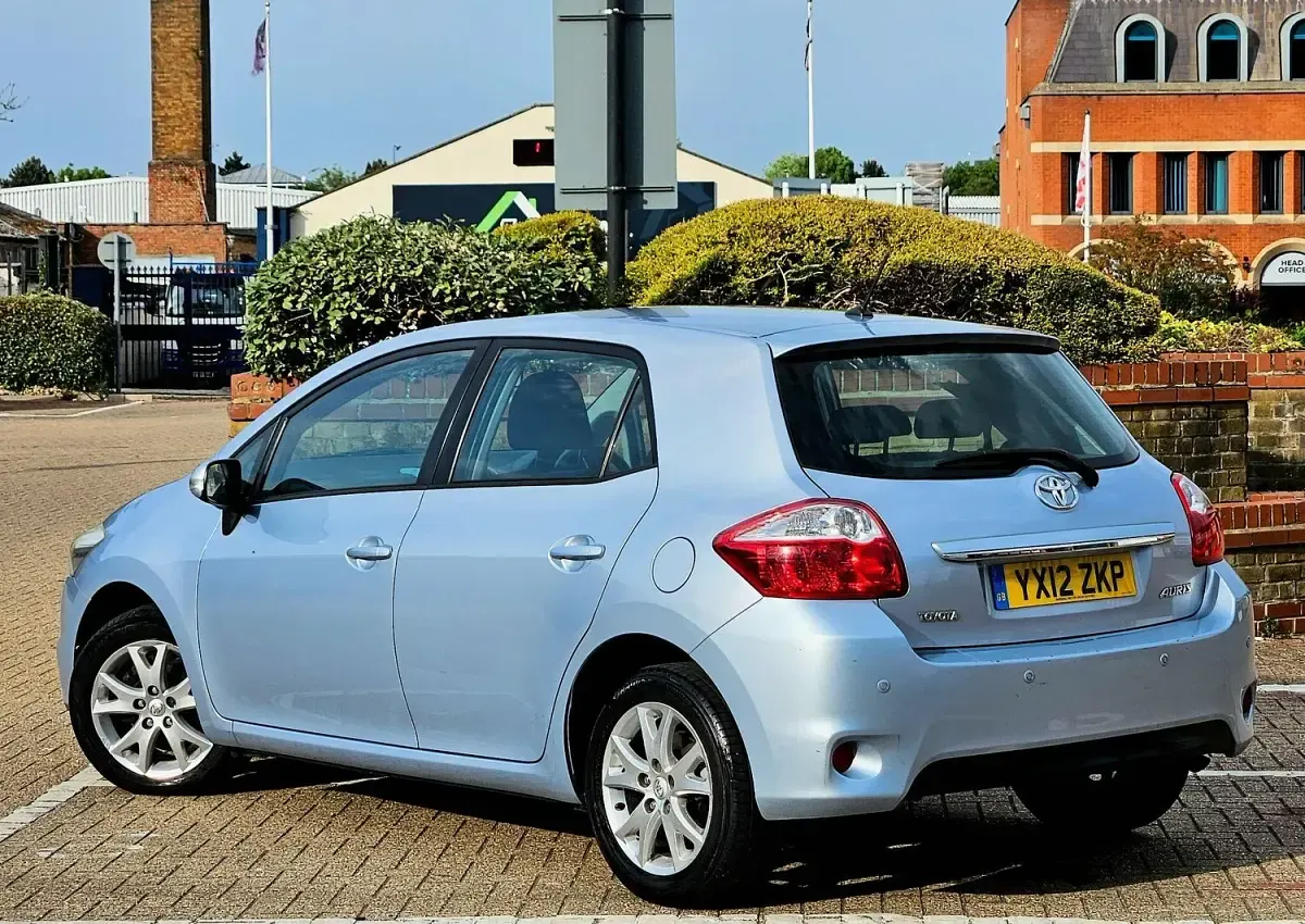Used Toyota Auris 132 HP (97 kW) 2012 Blue Hatchback