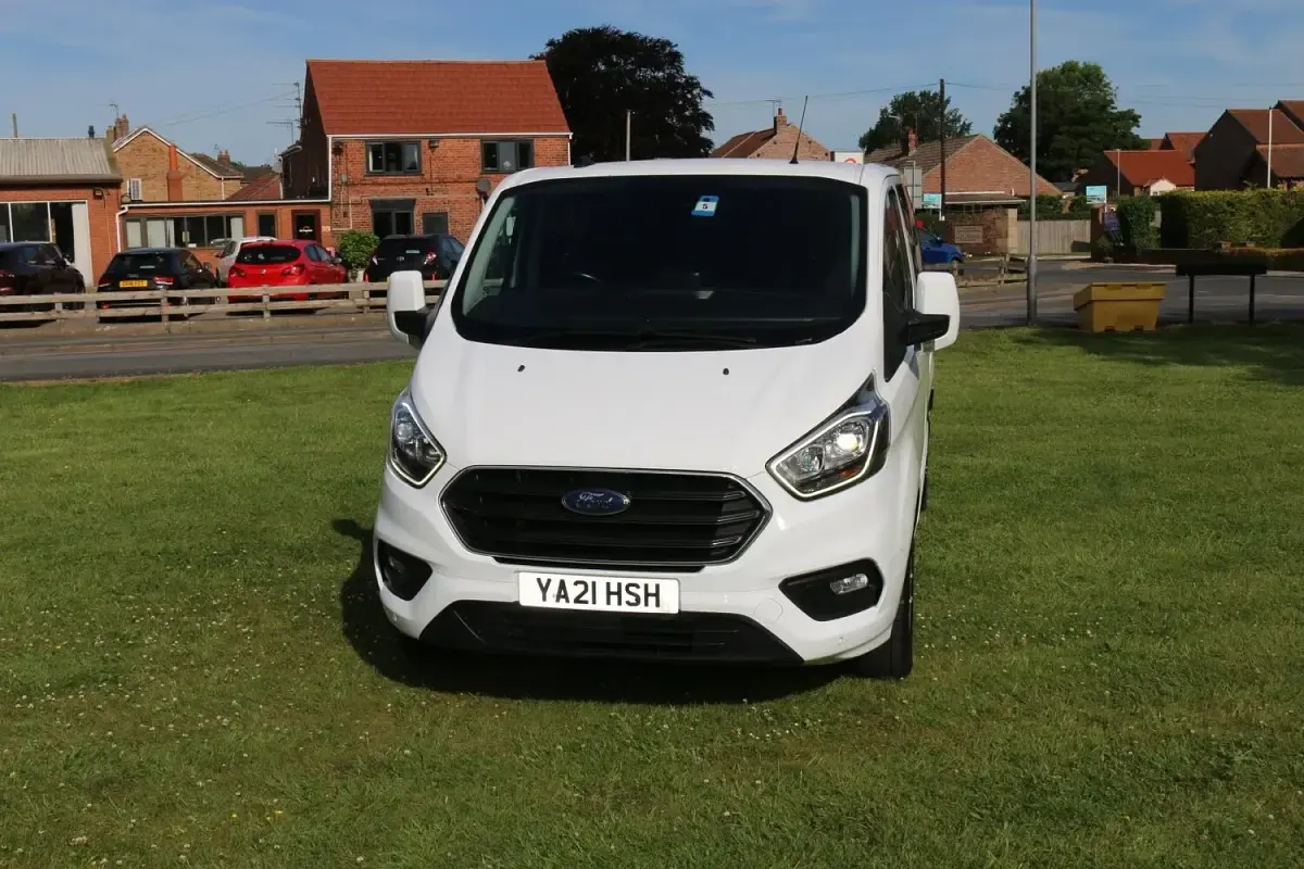 Used Ford Transit Custom Limited 185 HP (136 kW) 2021 White Estate