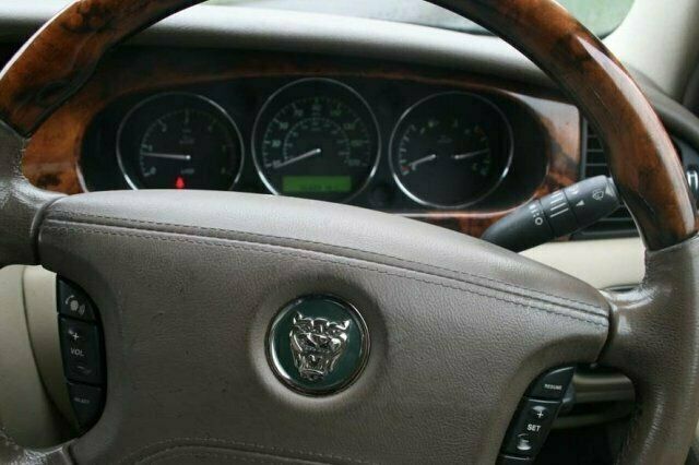 Used Jaguar XJ 204 HP (150 kW) 2005 Silver Sedan
