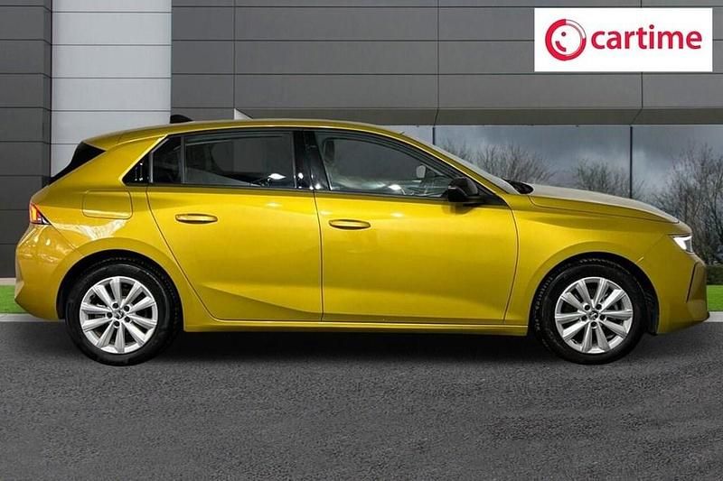 Used Vauxhall Astra Design Edition 130 HP (95 kW) 2022 Yellow Hatchback