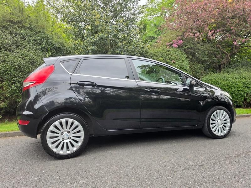 Begagnad Ford Fiesta Titanium 2009 Svart Halvkombi