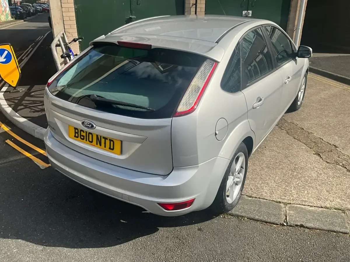 Używany Ford Focus Zetec 2010 Srebrny Hatchback