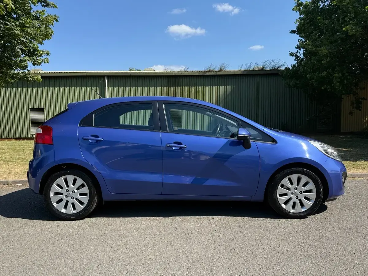 Used Kia Rio 109 HP (80 kW) 2013 Blue Hatchback