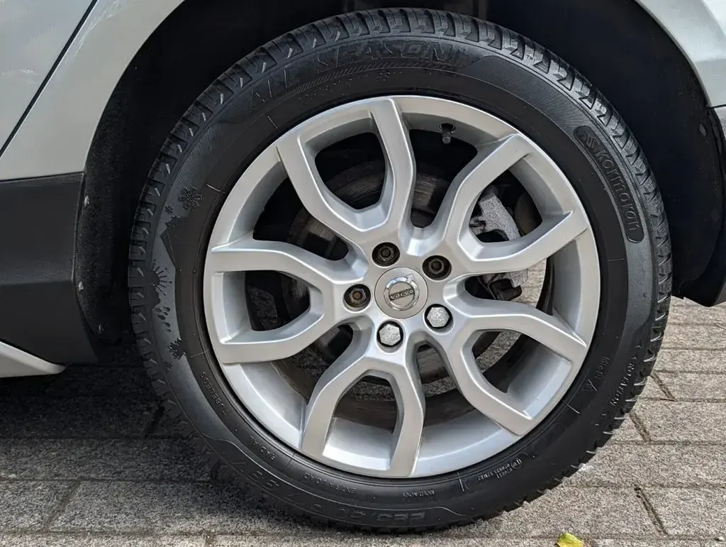 Used Volvo V40 Pro 152 HP (111 kW) 2016 Silver Hatchback