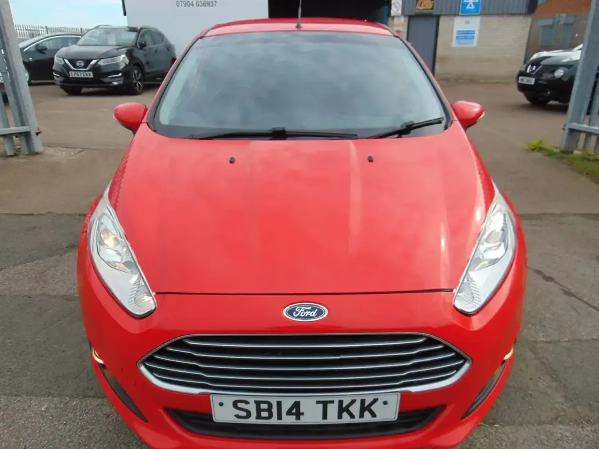 Used Ford Fiesta Zetec 75 HP (55 kW) 2014 Red Hatchback