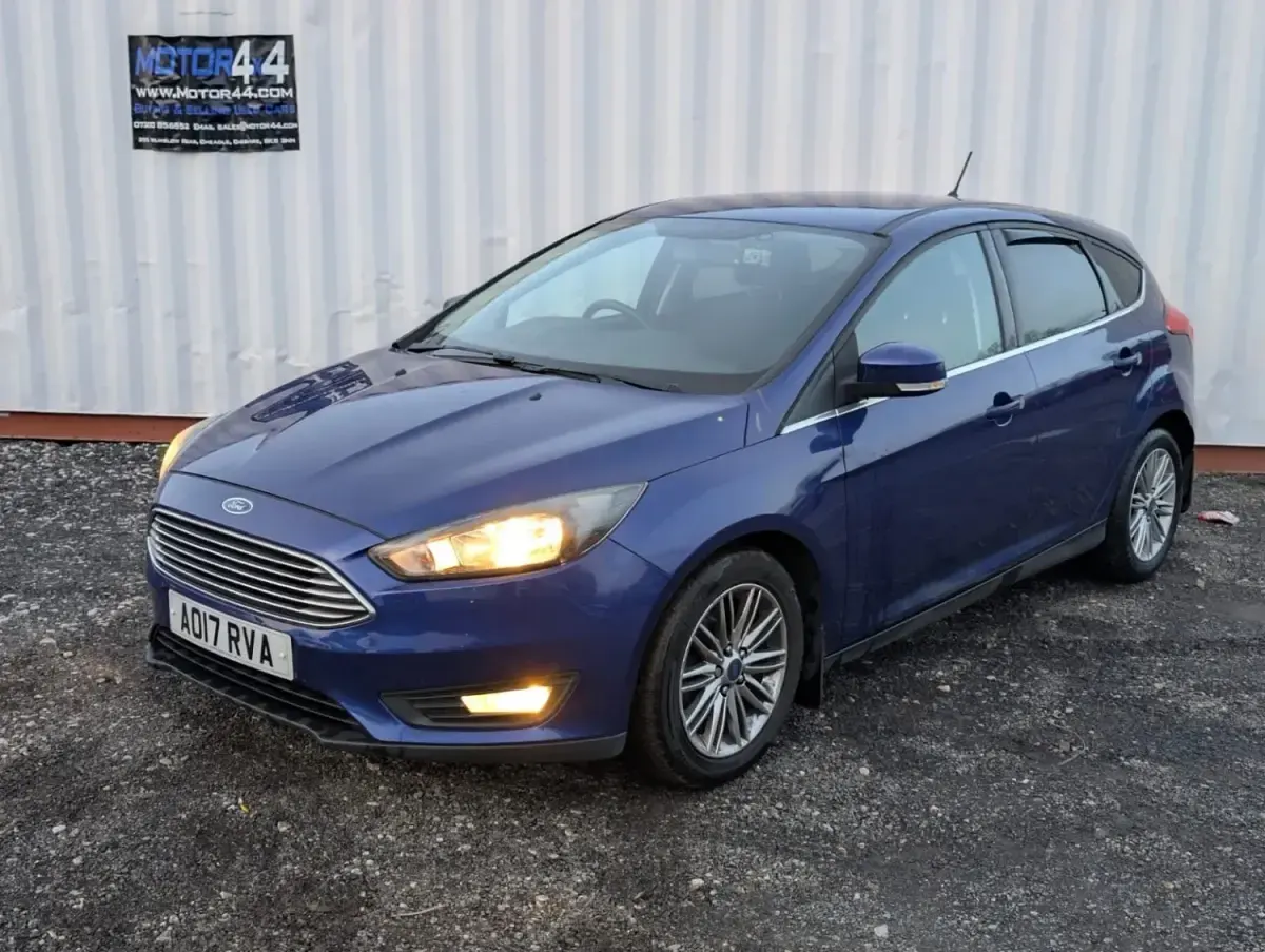 Begagnad Ford Focus Zetec 100 HK (73 kW) 2017 Blå Halvkombi