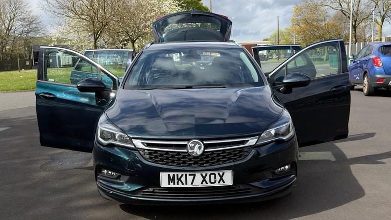 Used Vauxhall Astra Elite 136 HP (100 kW) 2017 Green Estate