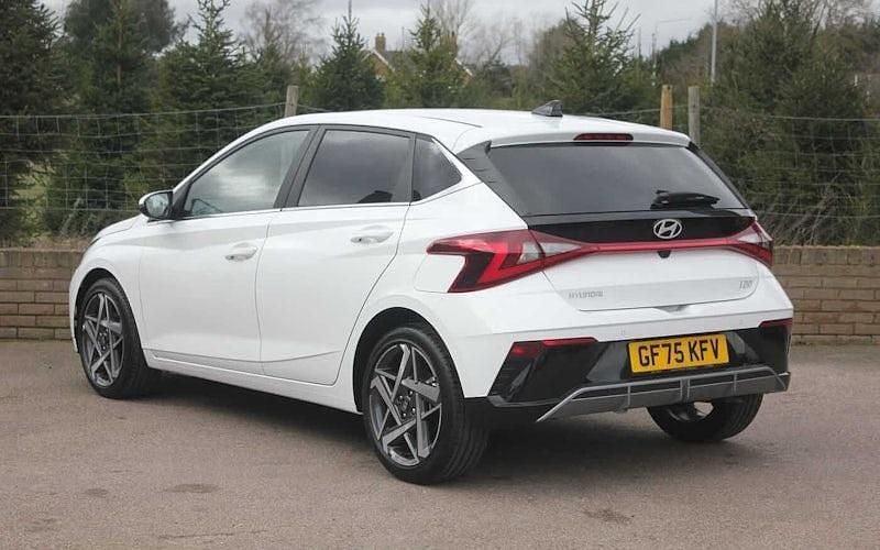 New Hyundai i20 Premium 101 HP (74 kW) 2025 White Hatchback