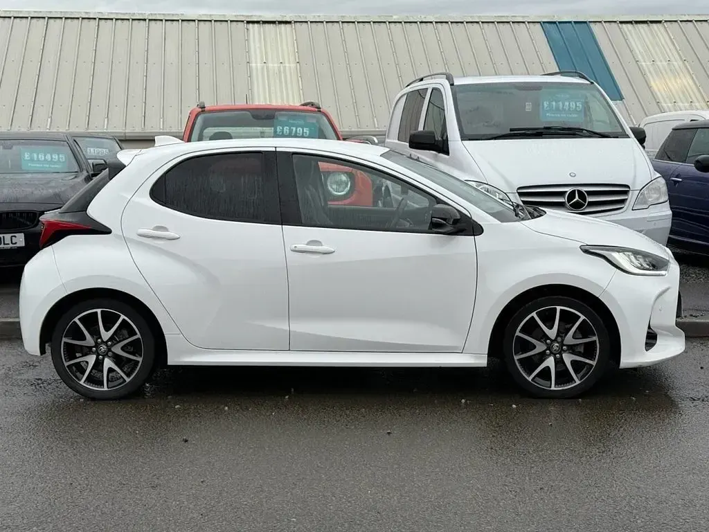 Used Toyota Yaris 116 HP (85 kW) 2022 White Hatchback