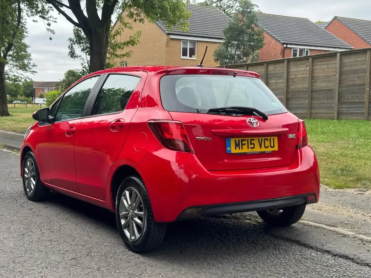 Used Toyota Yaris 69 HP (50 kW) 2015 Red Hatchback