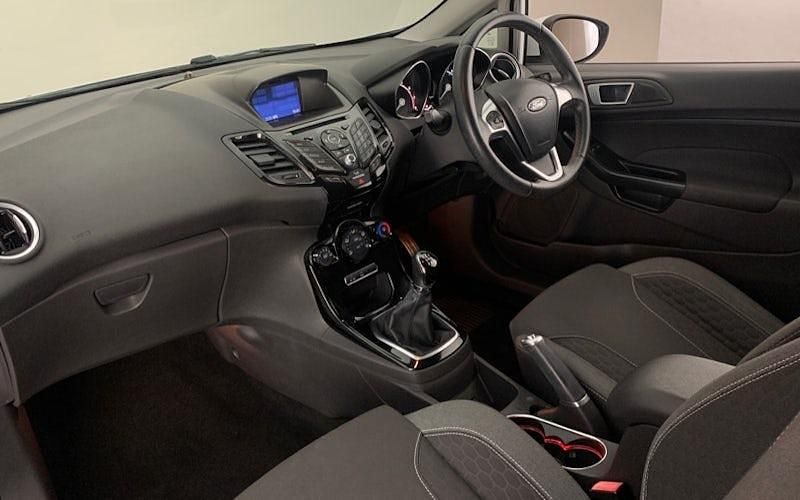 Used Ford Fiesta Zetec 125 HP (91 kW) 2016 White Hatchback